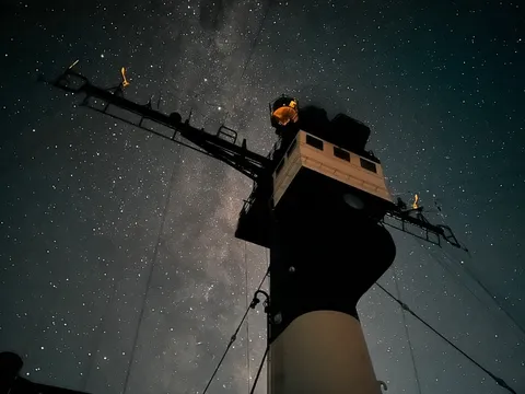 星空に浮かぶ鉄の影
