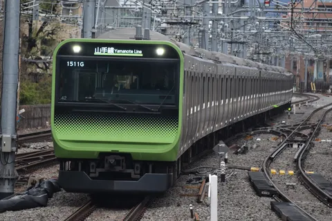 複雑な鉄路、緑の電車