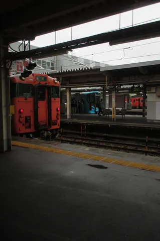 駅のホーム、静かな午後