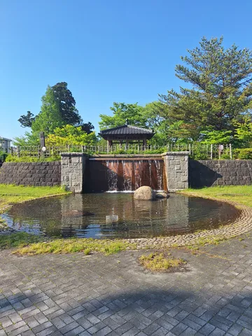 滝と東屋、足元の主張