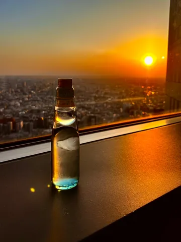 夕陽に照らされるラムネ瓶