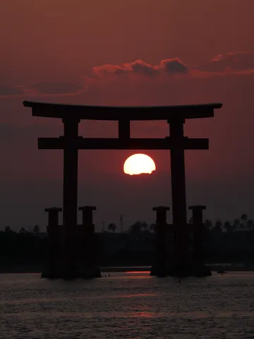 神々しい鳥居と夕日の共演