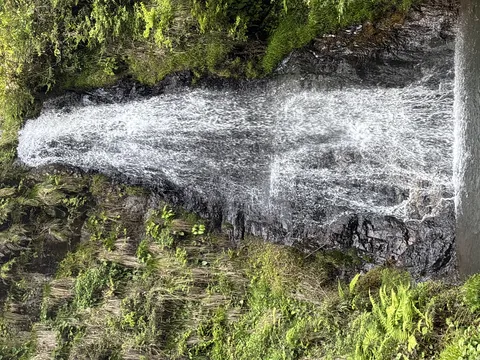 岩肌を滑る水のカーテン