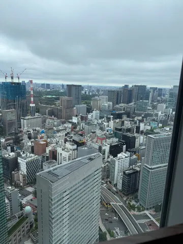曇り空、都会のビル群
