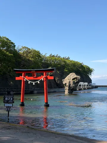 青空と奇岩、水上の鳥居