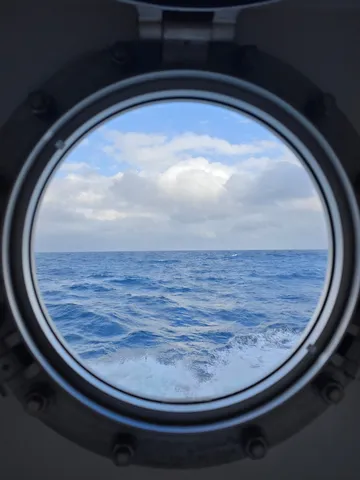 小窓に映る、広がる大海原