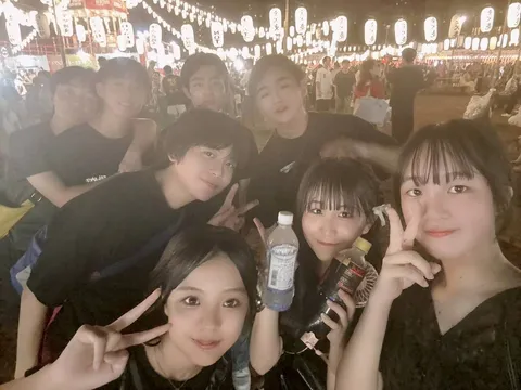 夏の夜、祭りの灯りと仲間たち