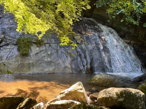 光と滝の静かな景色