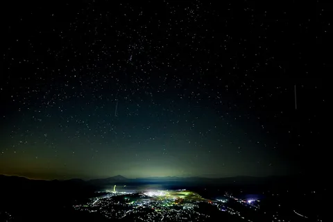 星空と街の静かな境界