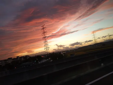 夕暮れの空と鉄塔のシルエット