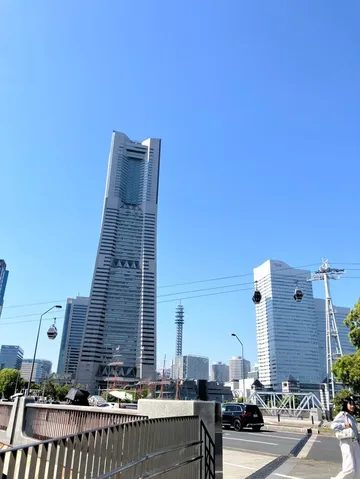 空とビルとロープウェイ