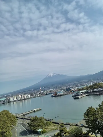 富士山と港の雄大な風景