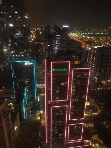 光のラインが彩る都会の夜