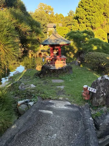 静かな庭に佇む小さな祠