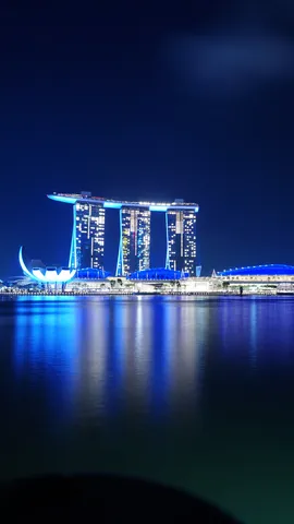 青に輝く都市の夜景