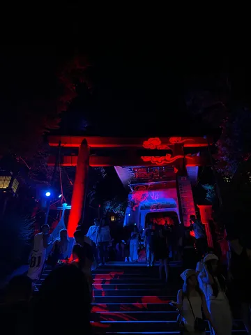 夜の鳥居と幻想的な光の階段