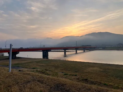 薄明の紅い橋と山並み