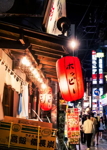 赤提灯が誘う夜の路地