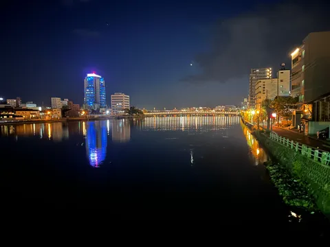 夜の水面に映る光の街