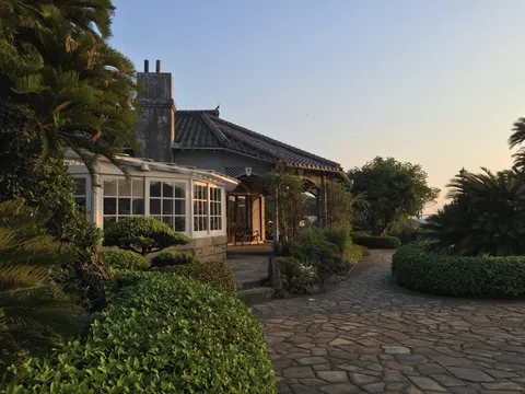 夕暮れ時の緑と石畳のコントラスト