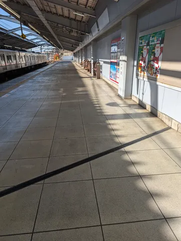 静寂の駅、光と影のコントラスト