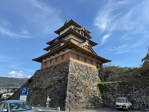 石垣にそびえる古城の雄姿