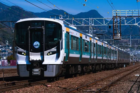 山並みを駆けるスタイリッシュな車両