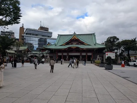 緑の屋根と静かな人影