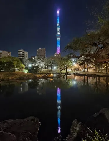 水面に降りる光の塔