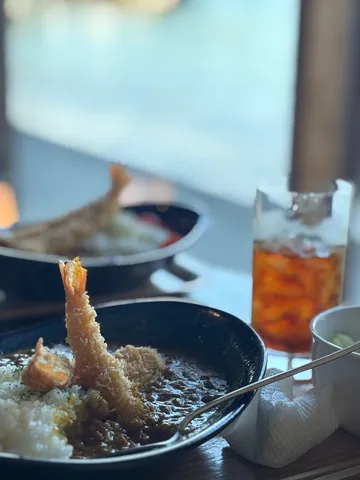 揚げ物とご飯の温かな縁