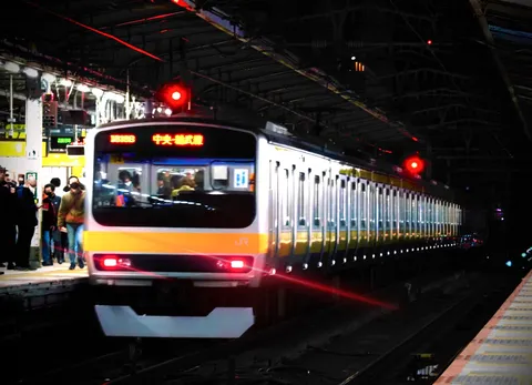 夜の駅で、旅立ちの予感