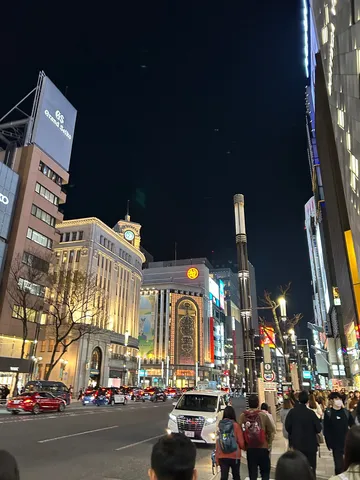 夜の街角に息づく光の動脈