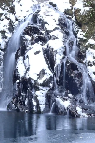 雪の滝が紡ぐ静かな流れ