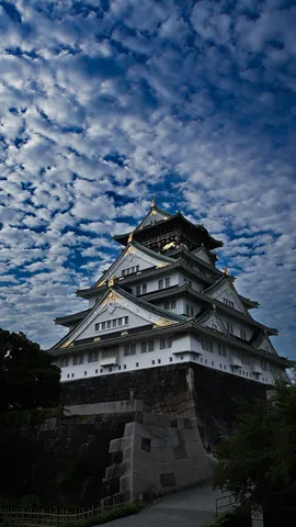 雲と城の壮大なコントラスト
