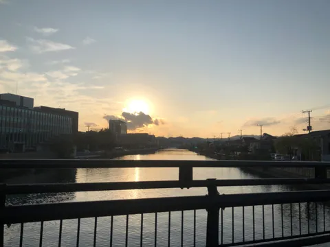 夕陽に染まる、穏やかな水辺の街