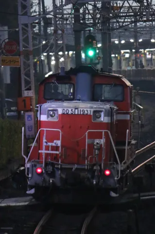 夜道を照らす赤い機関車