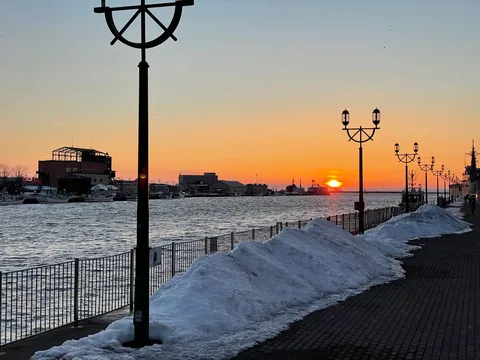 夕焼けに佇む雪の港