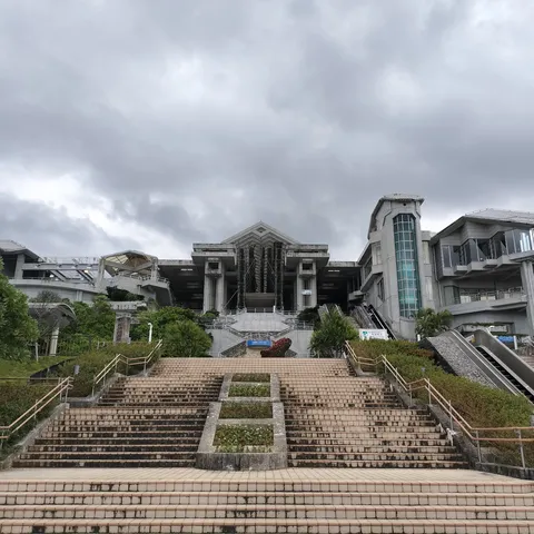 雨雲を映す階段美
