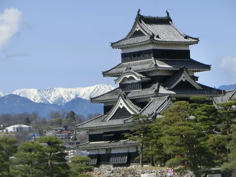 悠久の時を刻む、白き峰と黒の城