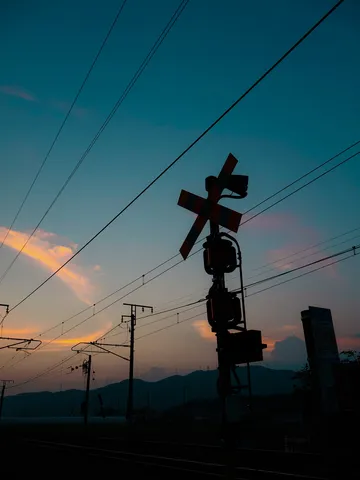 夕暮れの鉄路の影
