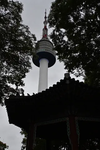 塔と東屋、木漏れ日のコントラスト