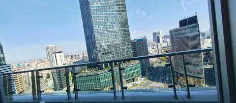 都会の空とビルのコントラスト