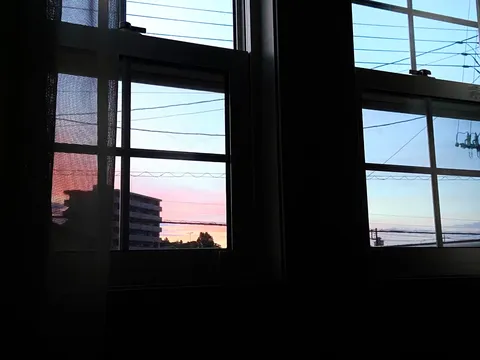 夕焼けに染まる窓辺の静けさ