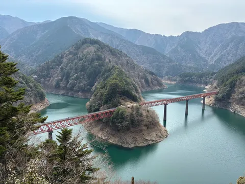 静寂の渓谷、朱色の鉄橋