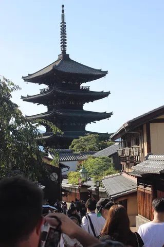 旅人たちの見上げる五重塔