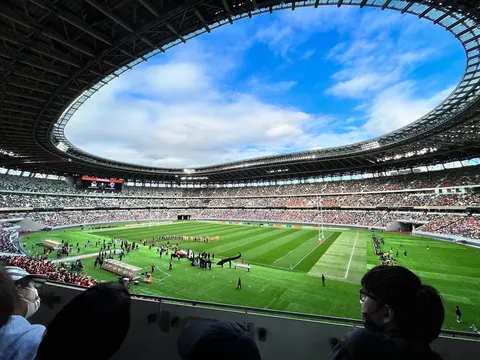 円形スタジアムの青空と芝