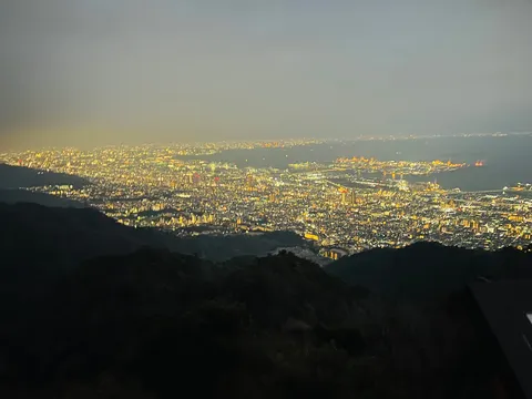 夜景に沈む街の灯り