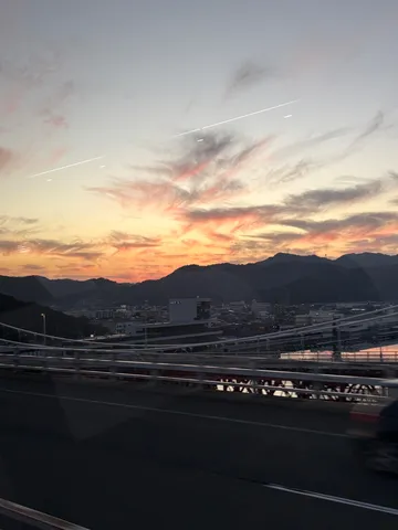 茜色の空と都会の静寂