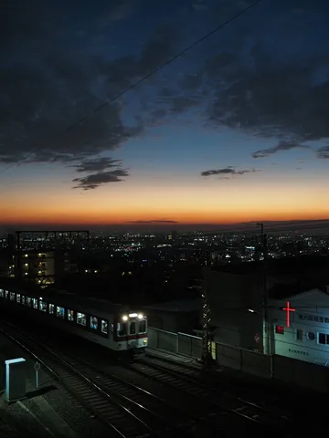夕暮れに揺れる街と列車