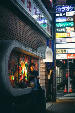 夜の街角、色彩と静寂
